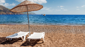 Türkei Strand mit leeren Liegen Foto iStock frantic00.jpg